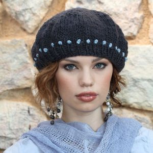 Knit beret in charcoal with blue spots